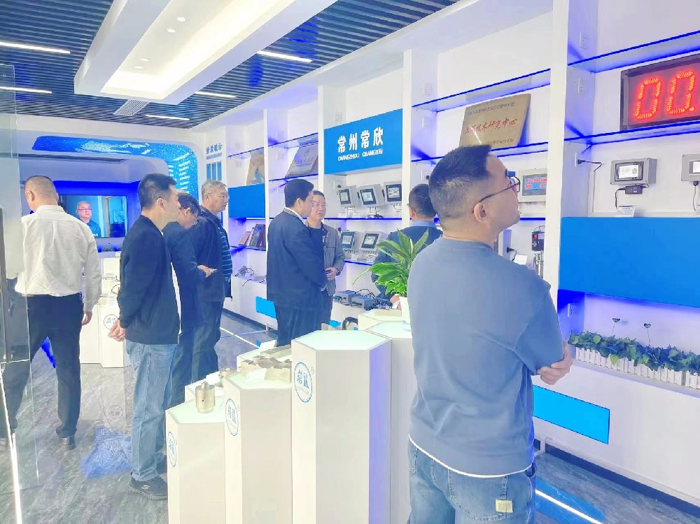 熱烈祝賀中國(guó)重型機(jī)械工業(yè)協(xié)會(huì)橋式起重機(jī)專業(yè)委員會(huì)九屆八次理 事會(huì)暨十屆一次會(huì)員大會(huì)在江蘇省常州市召開順利召開并圓滿結(jié)束！